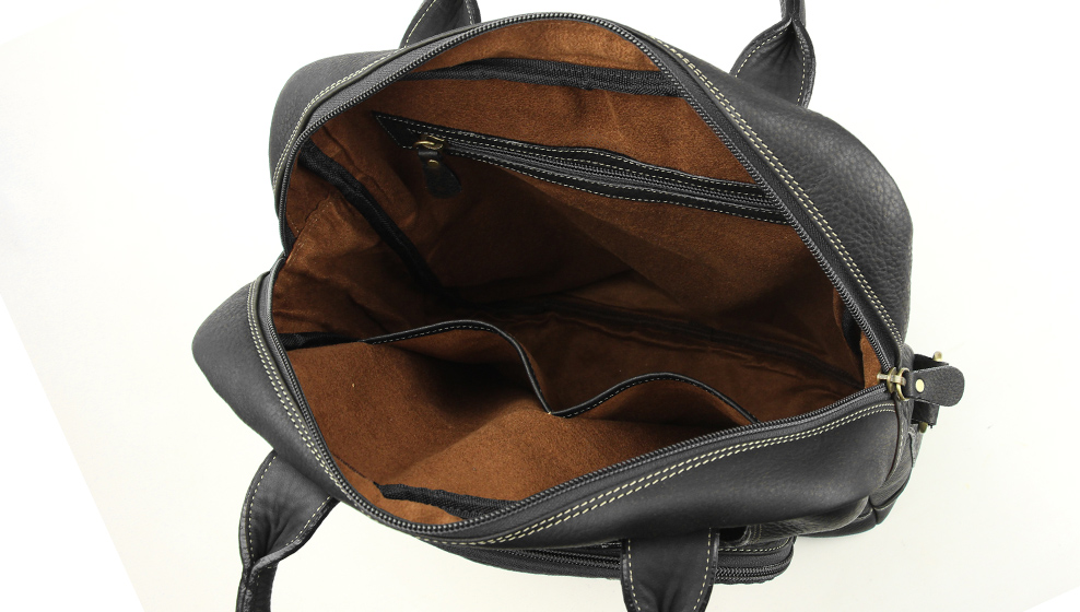 большой мужской кожаный рюкзак-трансформер черный, вид на основное внутренне отделение