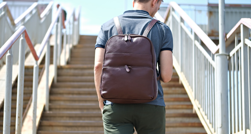 мужской городской рюкзак из кожи растительного дубления коричневого цвета
