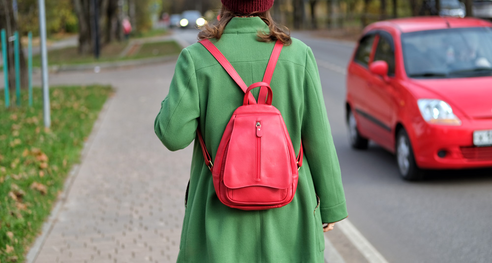 красивый городской рюкзачок красного цвета из натуральной кожи для девушки