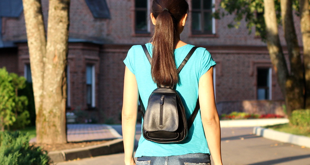привлекательный городской рюкзачок черного цвета для девушки