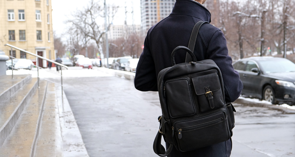 большой черный городской рюкзак из мягкой кожи прямоугольной формы