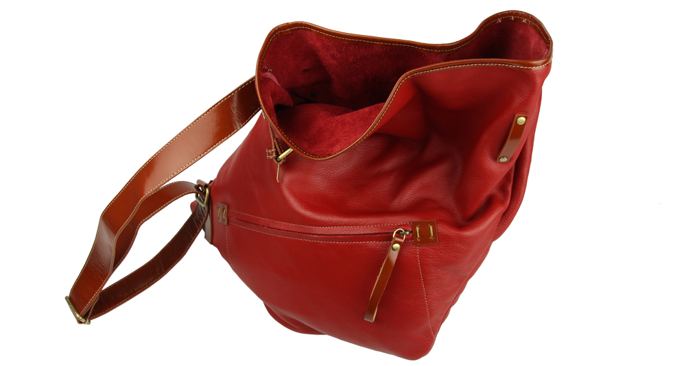 рюкзак красного цвета из мягкой коровьей кожи с наплечным кожаным ремнём