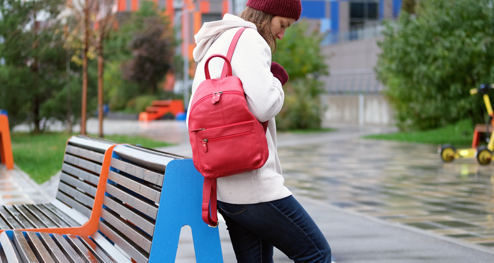 красный кожаный рюкзак для девушки
