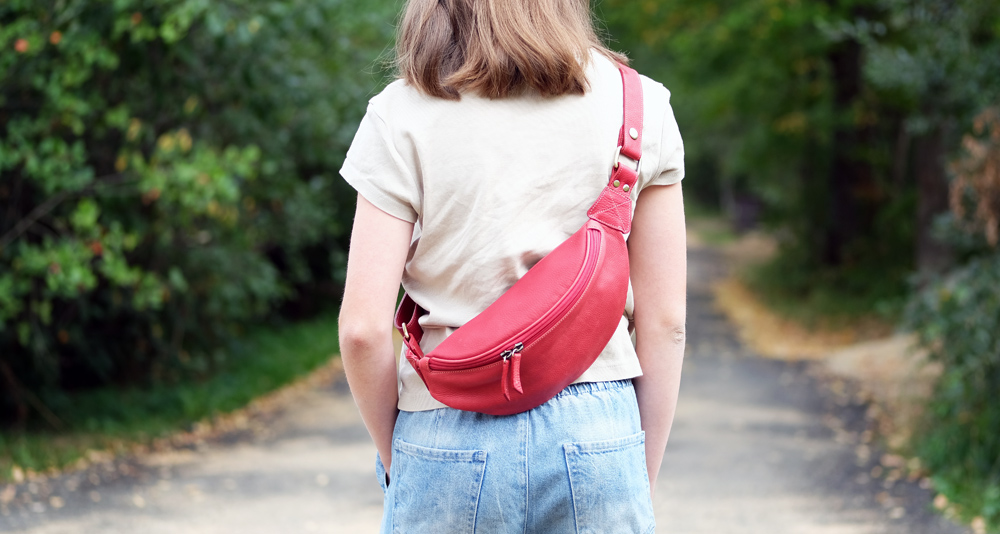 поясная сумка для девушки красного цвета из натуральной кожи