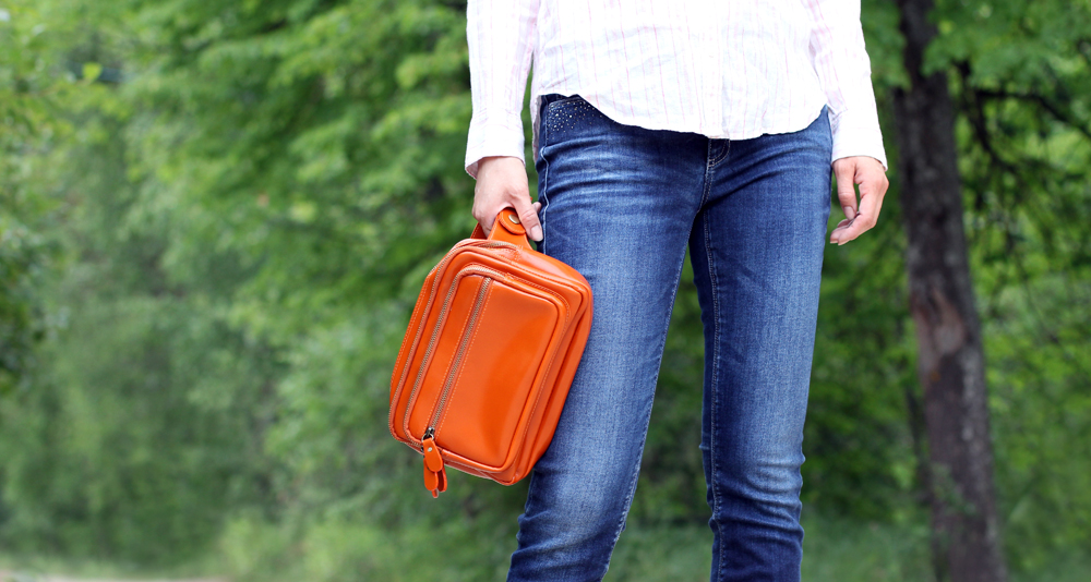 оранжевая женская глянцевая сумка на пояс