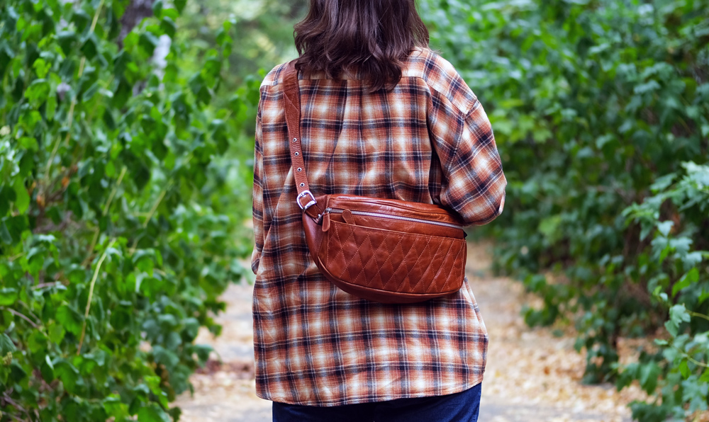 кожаная сумка слинг с ремнем коричневого цвета