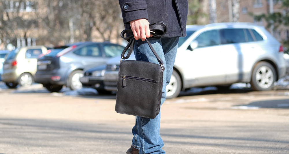 мужская сумка-планшет черногоцвета с плечевым ремнем