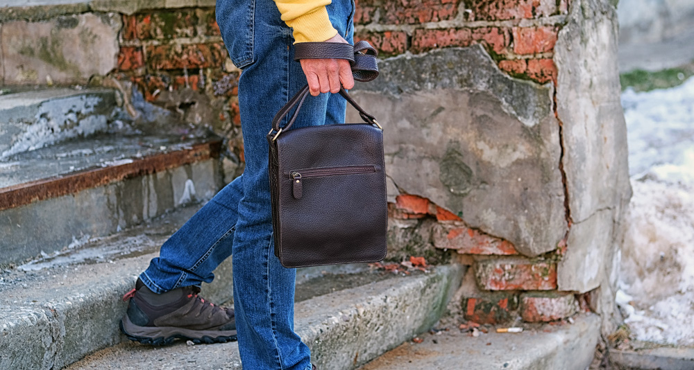 мужская сумка-планшет коричневого цвета с плечевым ремнем