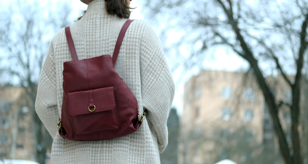 классная женская сумка-рюкзак красного цвета