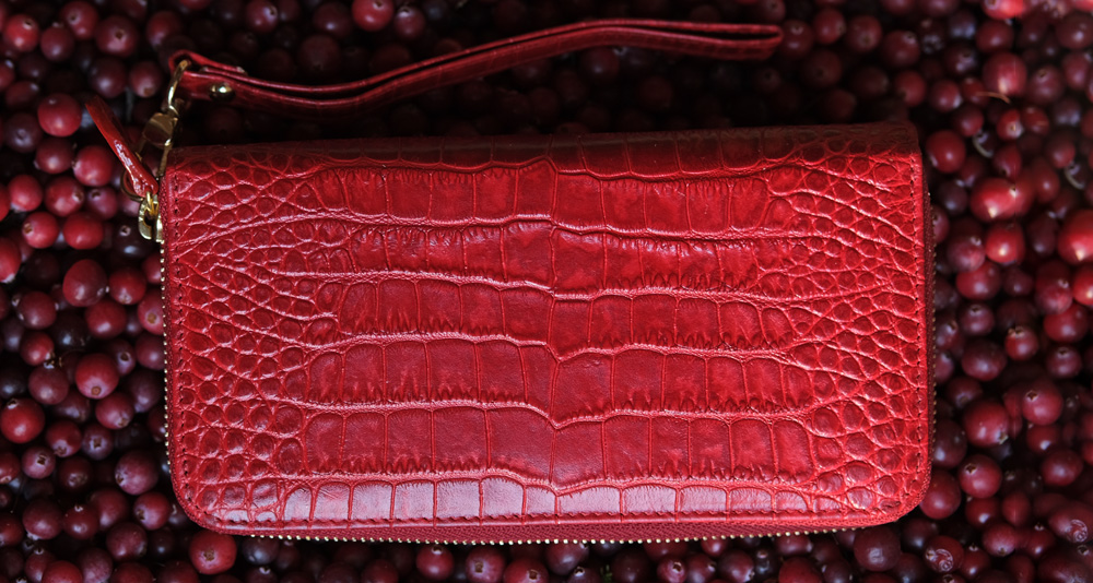 большое женское портмоне из натуральной кожи ярко красного цвета