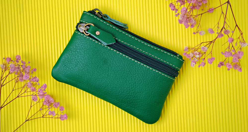 удобный кожаный кошелёк из зеленой кожи на молнии